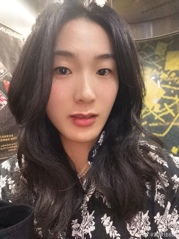 一个刚过世的亿万富豪的女儿礼聘私人侦察陈查理往侦察一个美艳崇高的女人。此女人即将与另外一亿万富豪杨少游老师长教师成婚，而此自命风骚四十载的杨师长教师是皇家师姐的父亲。皇家师姐原出于年夜家，年幼失恃，其父杨才游因为爱妻太深，故对他亡妻貌有类似的女人都拼命寻求，以图弥补心灵的空虚。师姐天然不克不及体谅，而杨老师长教师对独生女儿不珍惜令媛之躯往当差人亦是十分气末路……